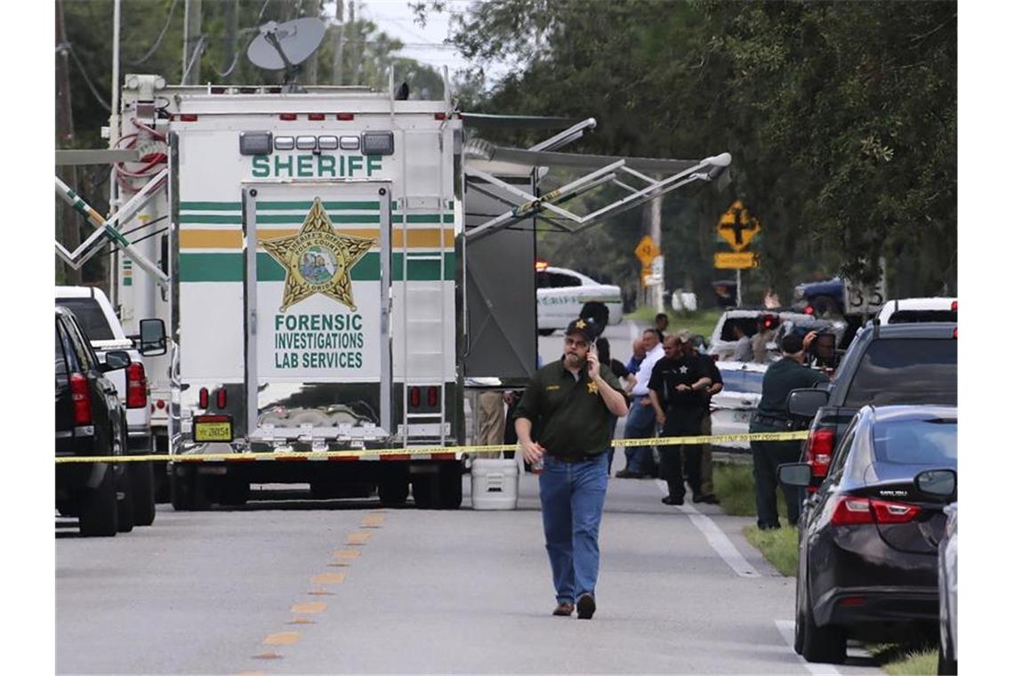 Schütze tötet in Florida ein Baby und drei weitere Menschen Kriminalbeamte im US-Bundesstaat Florida untersuchen nach einer Schießerei mit mehreren Toten den Tatort. Foto: Michael Wilson/The Lakeland Ledger via AP/dpa