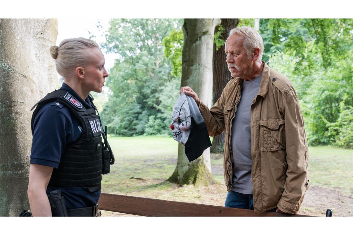 Kriminalkommissar Karl Rogov (Frank Leo Schröder) und Kollegin Grit Klempke (Anne Müller) nebst Clownsmaske