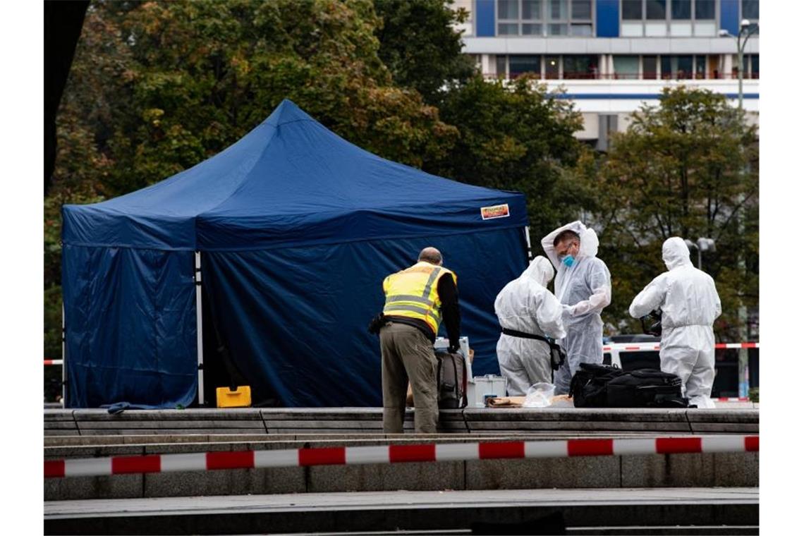 Kriminaltechniker arbeiten nahe dem Berliner Alexanderplatz unterhalb des Fernsehturms. Dort war die Leiche eines Mannes gefunden worden. Foto: Paul Zinken/dpa