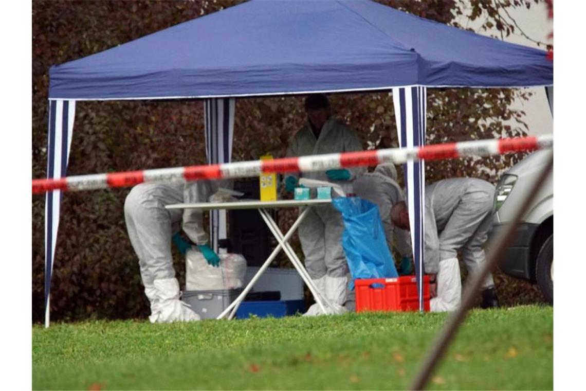 Männliche Leiche in Göppingen entdeckt Kriminaltechniker untersuchen Gegenstände am Fundort einer unbekannten männlichen Leiche. Foto: Woelfl/Sdmg/dpa