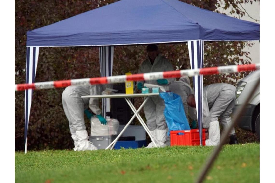 Toter aus Göppingen wohl Opfer von Gewaltverbrechen Kriminaltechniker untersuchen Gegenstände am Fundort einer unbekannten männlichen Leiche. Foto: Woelfl/Sdmg/dpa