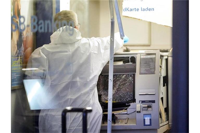 Kripobeamte sichern nach der Sprengung eines Geldautomaten Spuren. Angesichts steigender Zahlen von Geldautomatensprengungen fordert der Osnabrücker Polizeipräsident Michael Maßmann bessere Schutzmaßnahmen. Foto: Thomas Frey/dpa