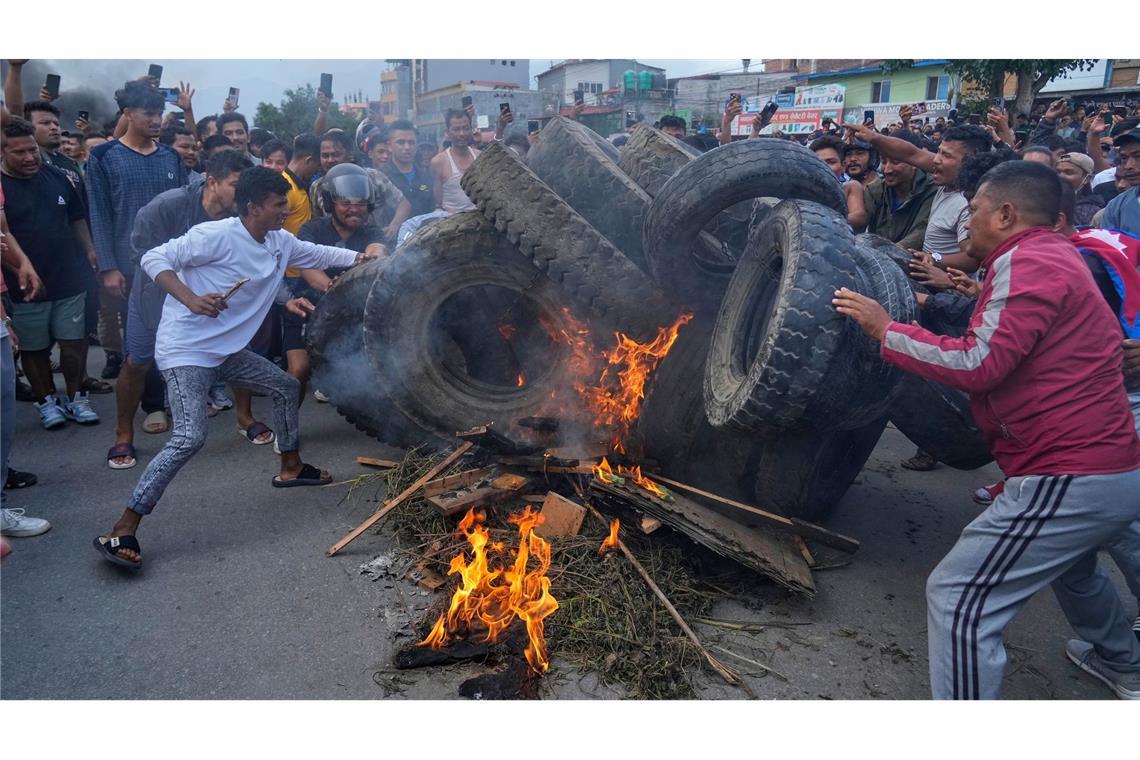 Bilder des Tages Krise in Nepal: Neue Proteste, nachdem am Vortag mehrere Menschen getötet wurden, als die Polizei Tränengas und Gummigeschosse auf Demonstranten abfeuerte, die versuchten, das Parlament wegen eines Verbots sozialer Medien und angeblicher Korruption zu stürmen.