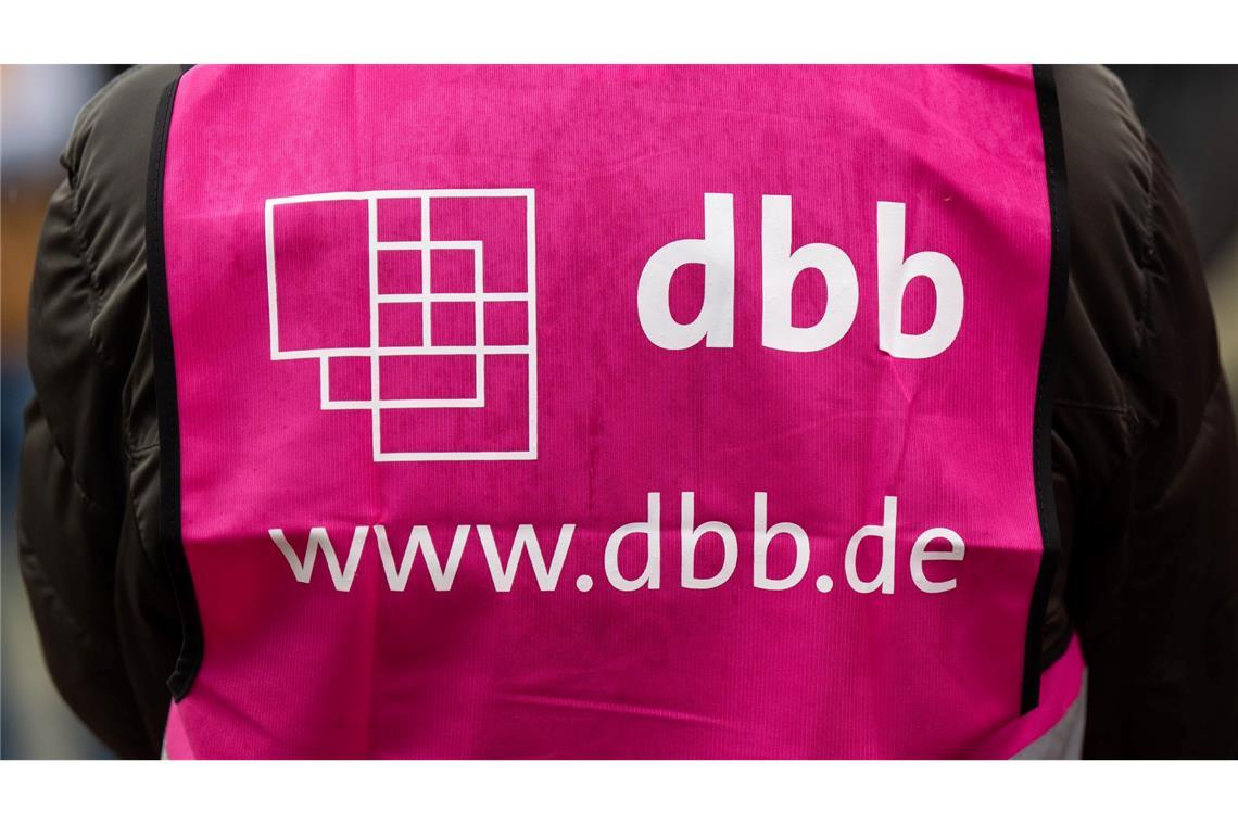 Krisenprämie auch für die Beschäftigten im Öffentlichen Dienst, findet der Deutsche Beamtenbund. (Archivbild)