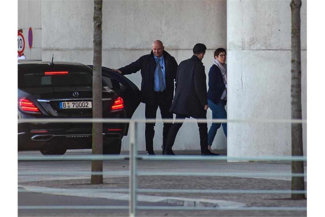 Kemmerich tritt sofort zurück - Koalition für rasche Neuwahl Krisensitzung: CDU-Chefin Annegret Kramp-Karrenbauer auf dem Weg zum Treffen des Koalitionsausschusses. Foto: Gregor Fischer/dpa