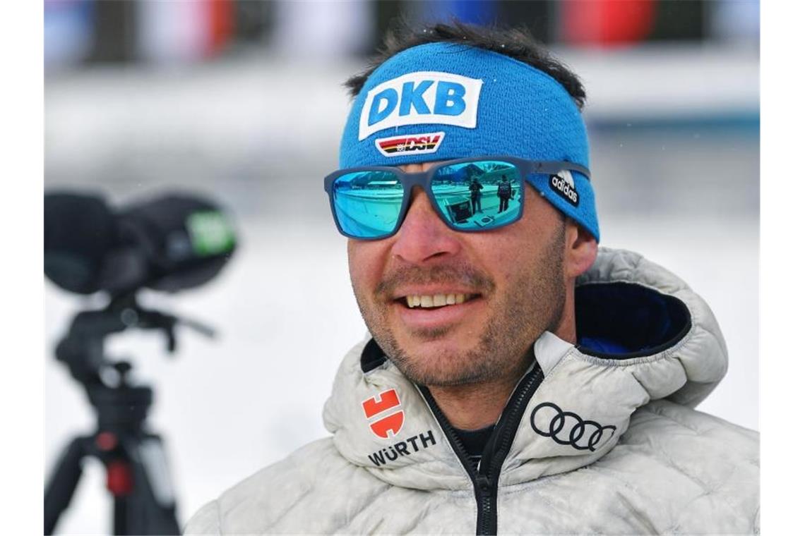 Kristian Mehringer, Biathlontrainer der deutschen Damen, am Schießstand. Foto: Hendrik Schmidt/dpa