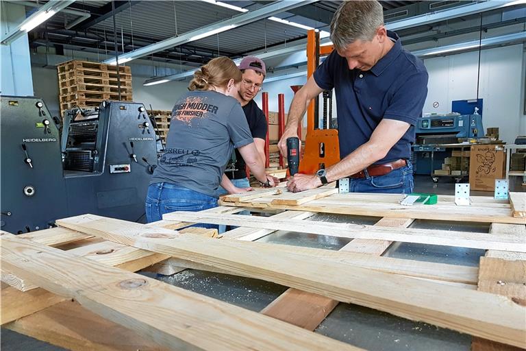 Kristin Doberer, Kai Wieland und Kornelius Fritz (von links) machen sich an die Arbeit. Foto: privat