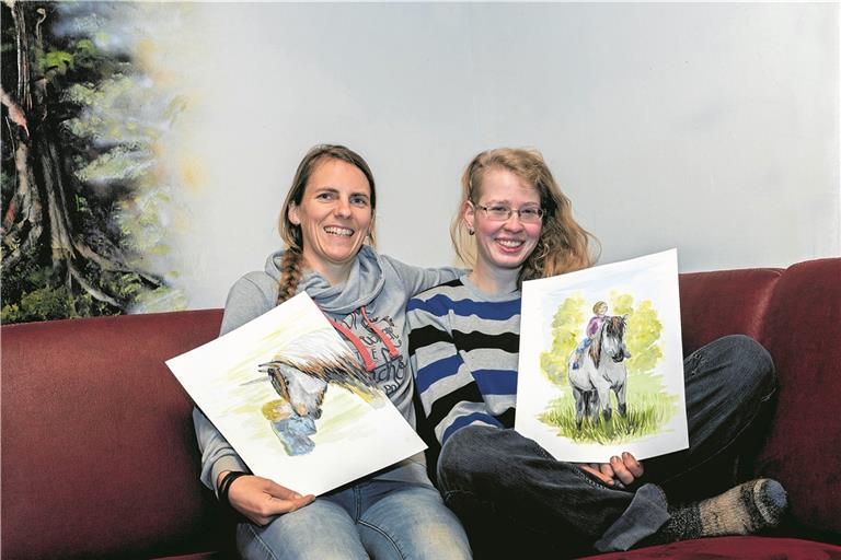 Kristin Strohmaier (links) und Magdalena Gruber zeigen bei der Lesung in Murrhardt auch einige der Originalillustrationen. Foto: J. Fiedler