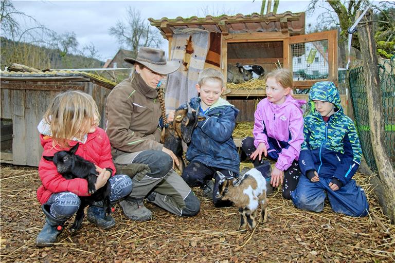 Kristin Strohmaier mit (von links) Lina, Noah, Vanessa und Junes im Ziegengehege. Mama Clara hat vor einigen Wochen Nachwuchs gekommen, den die Kinder kennenlernen können. Fotos: Stefan Bossow