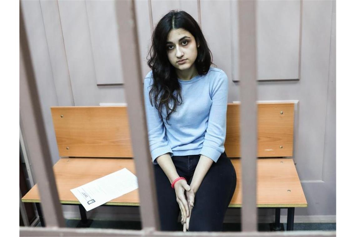 Kristina, eine der drei wegen des Mordes an ihrem Vater angeklagten Geschwister, sitzt im Bezirksgericht Basmanny. Foto: Stanislav Krasilnikov/TASS/dpa