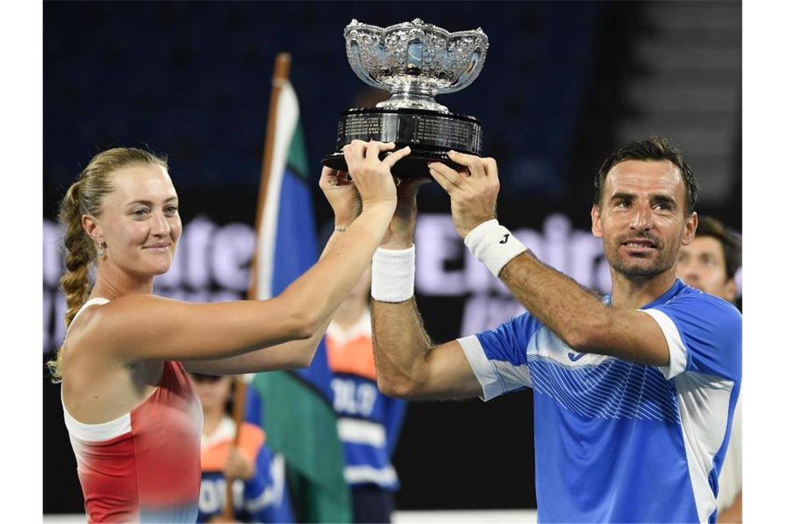 Mladenovic und Dodig holen Mixed-Titel in Australien Kristina Mladenovic und Ivan Dodig halten ihre Trophäe nach ihrem Sieg in die Höhe. Foto: Andy Brownbill/AP/dpa