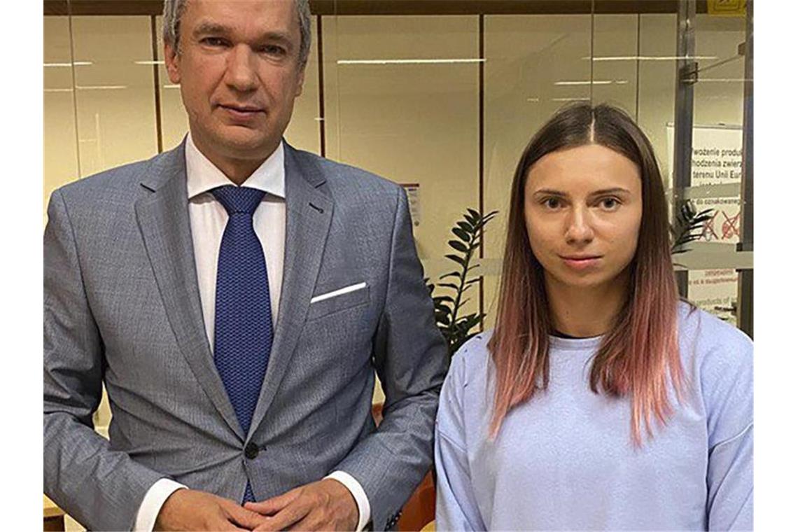Belarussin Timanowskaja fühlt sich nach Flucht sicher Kristina Timanowskaja und der belarussische Dissident Pawel Latuschka kurz nach ihrer Ankunft in Warschau. Foto: Uncredited/National Anti-crisis Management/AP/dpa