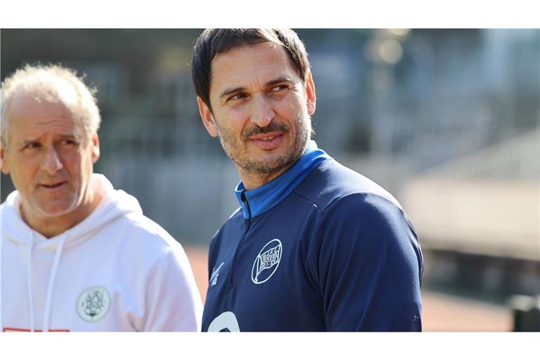 Kristjan Glibo (re., neben Kollege Roland Seitz) hatte beim Spiel in Homburg letztmals das Sagen als Trainer von Kickers Offenbach.     


Foto: IMAGO/Fussball-News Saarland 