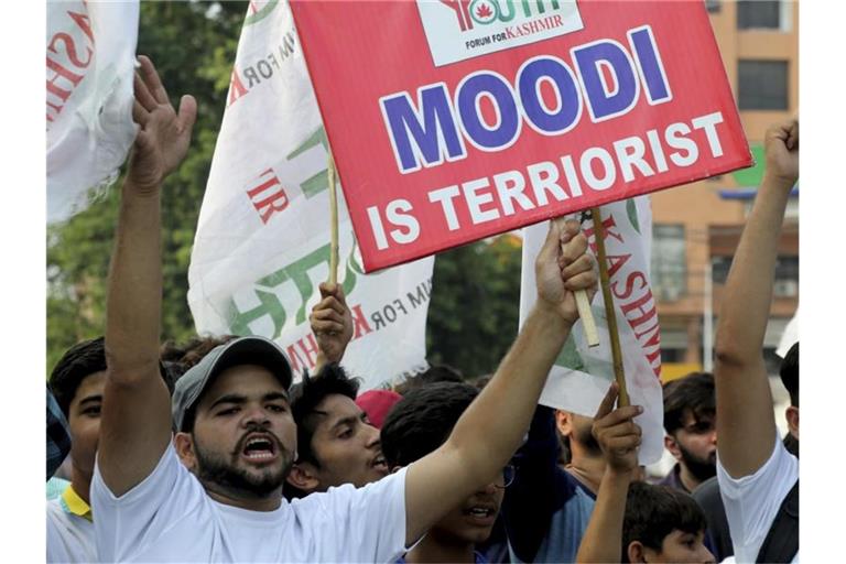Kritik an Indiens Premierminister: Ein pakistanischer Demonstrant hält bei einer Kundgebung ein Schild in die Höhe. Foto: K.M. Chaudary/AP