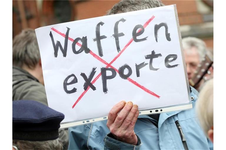 Kritik an „Waffenexporten“ bei einer Demonstration (Archiv). Bisher unterbindet die Bundesregierung nur den Export von Rüstungsgütern an die Türkei, die im Syrien-Krieg eingesetzt werden können. Lieferungen von Gütern für den „maritimen Bereich“ werden weiter genehmigt. Foto: picture alliance / dpa