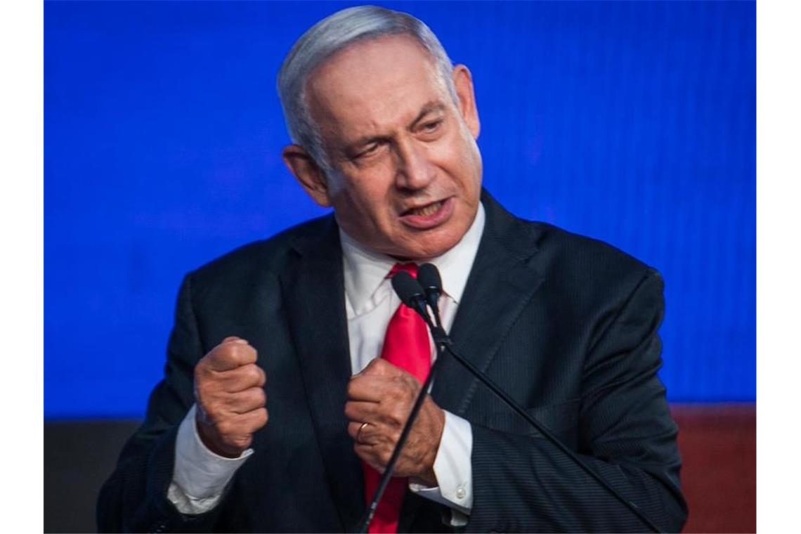 Kritiker nennen Benjamin Netanjahu spöttisch „Crime Minister“ - in Jerusalem muss er sich nun wegen Betrugs, Untreue und Bestechlichkeit vor Gericht verantworten. Foto: Noam Moskowitz/dpa