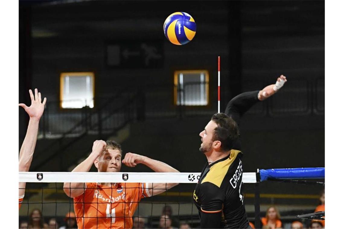 Kritisiert das EM-Konzept: Deutschlands Volleyball-Star Georg Grozer (r) in Aktion. Foto: Piroschka Van De Wouw/ANP