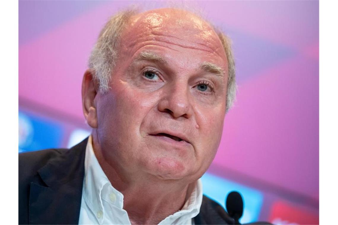 Hoeneß poltert gegen den BVB - Zorc kontert Kritisiert den BVB: Bayern-Ehrenpräsident Uli Hoeneß. Foto: Sven Hoppe/dpa
