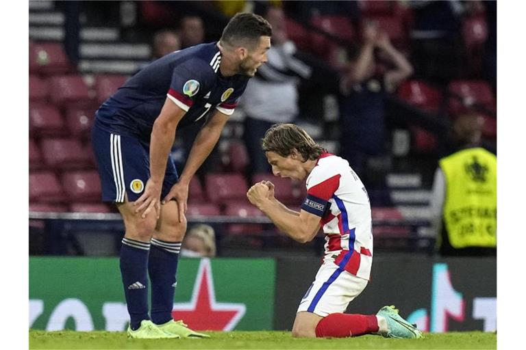 Kroatien feierte nach dem Sieg gegen Schottland Starspieler Luka Modric (r). Foto: Petr David Josek/AP Pool/dpa