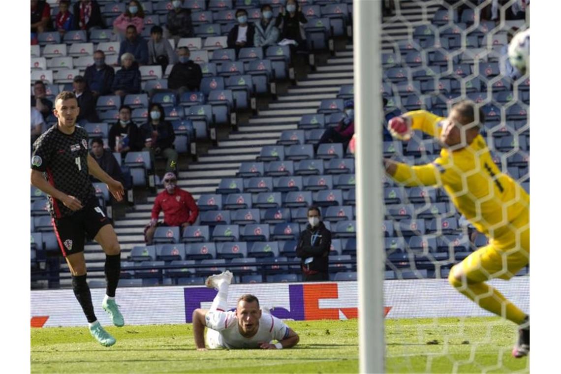 Kroatien nach Remis gegen Tschechien unter Druck Kroatiens Ivan Perisic (l) trifft zum 1:1-Ausgleich. Foto: Petr David Josek/AP Pool/dpa