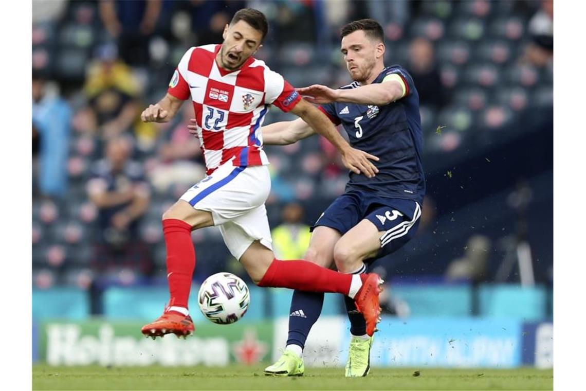 Modric führt Kroatien mit Zaubertor ins Achtelfinale Kroatiens Josip Juranovic (l) und Schottlands Andrew Robertson kämpfen um den Ball. Foto: Robert Perry/EPA Pool/AP/dpa
