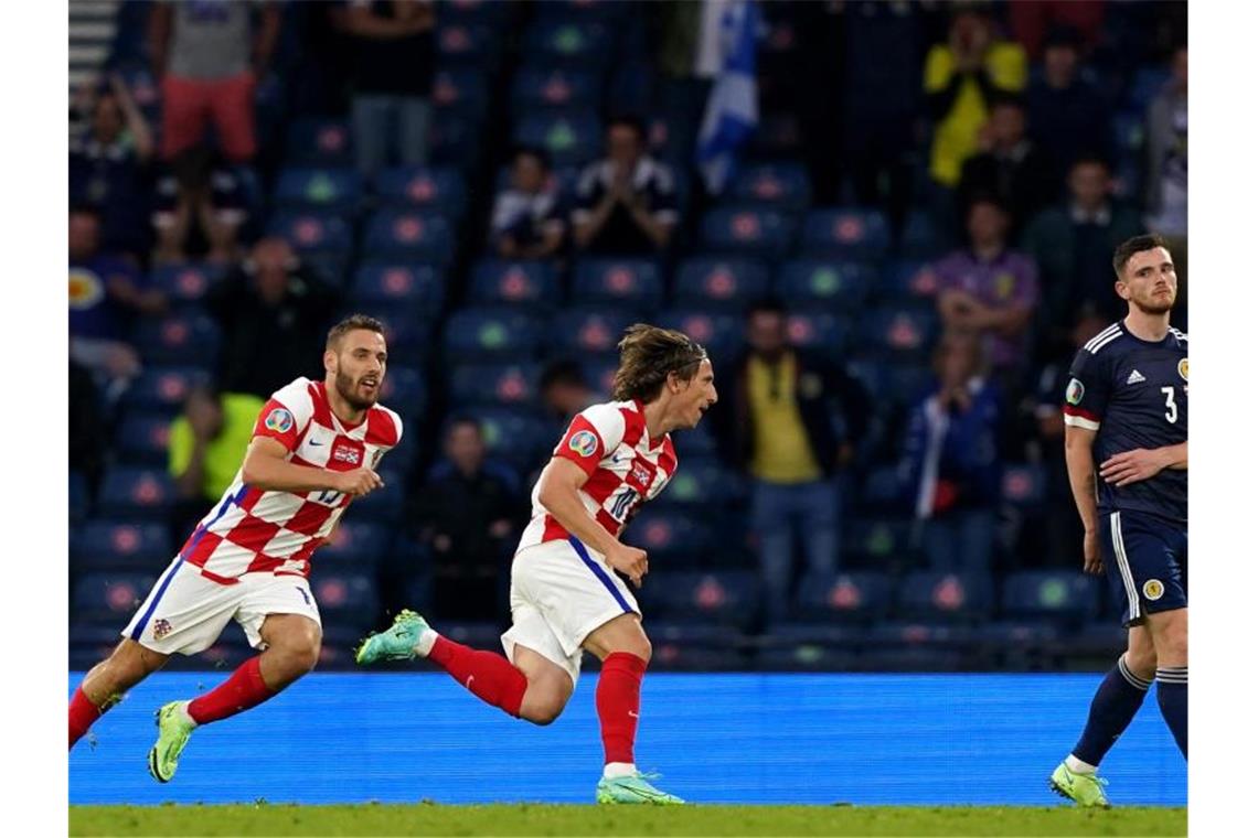 Kroatiens Luka Modric (M) feiert das 2:1. Foto: Andrew Milligan/PA Wire/dpa