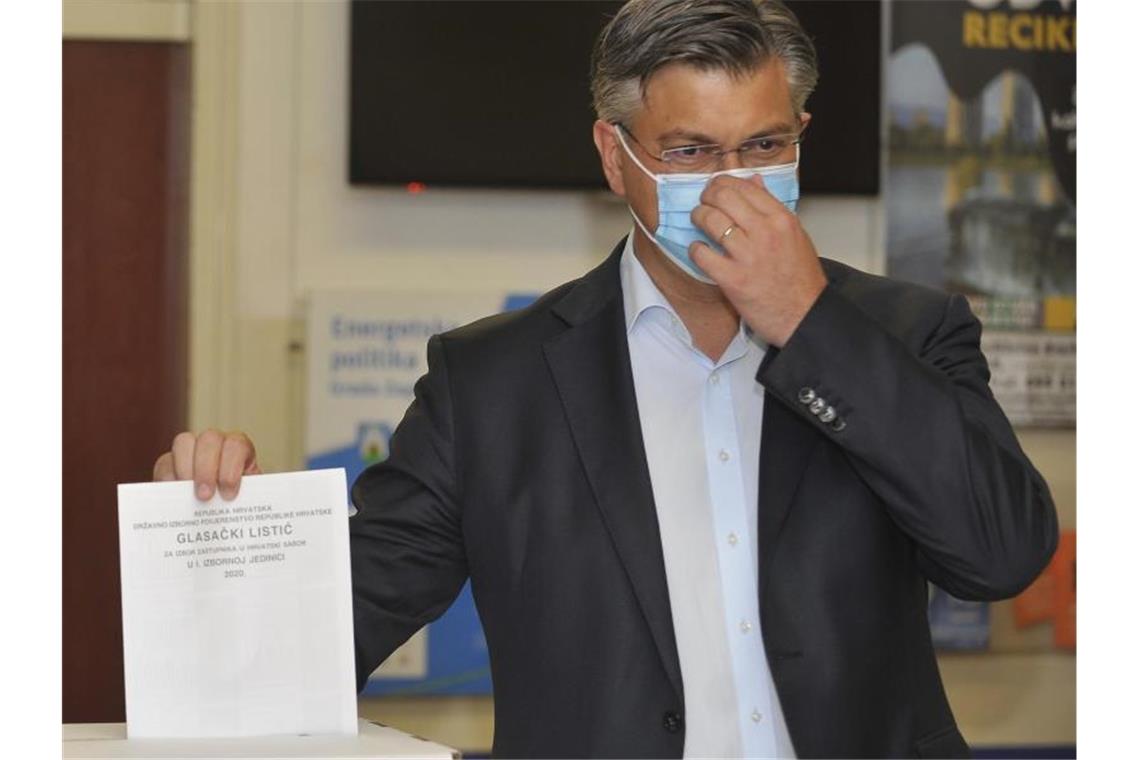 Kroatiens Ministerpräsident Andrej Plenkovic gibt in Zagreb seine Stimme ab. Foto: -/AP/dpa