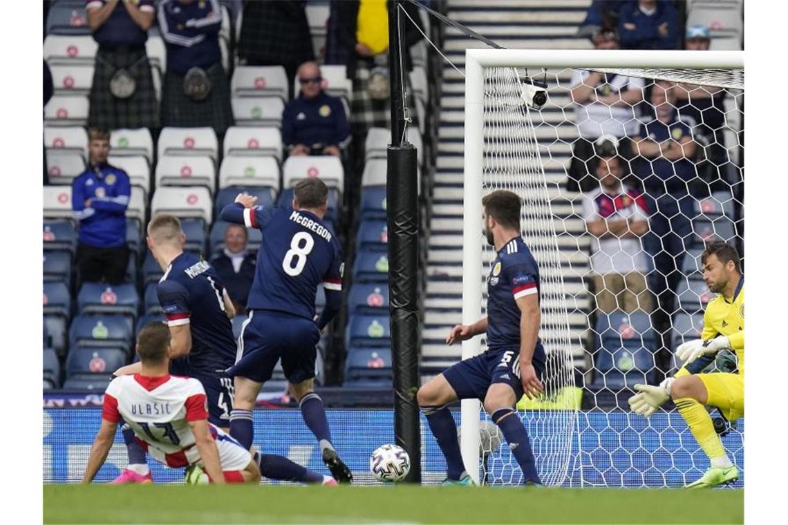 Modric führt Kroatien mit Zaubertor ins Achtelfinale Kroatiens Nikola Vlasic (l) erzielt den 1:0-Führungstreffer gegen Schottlands Torhüter David Marshall. Foto: Petr David Josek/AP Pool/dpa