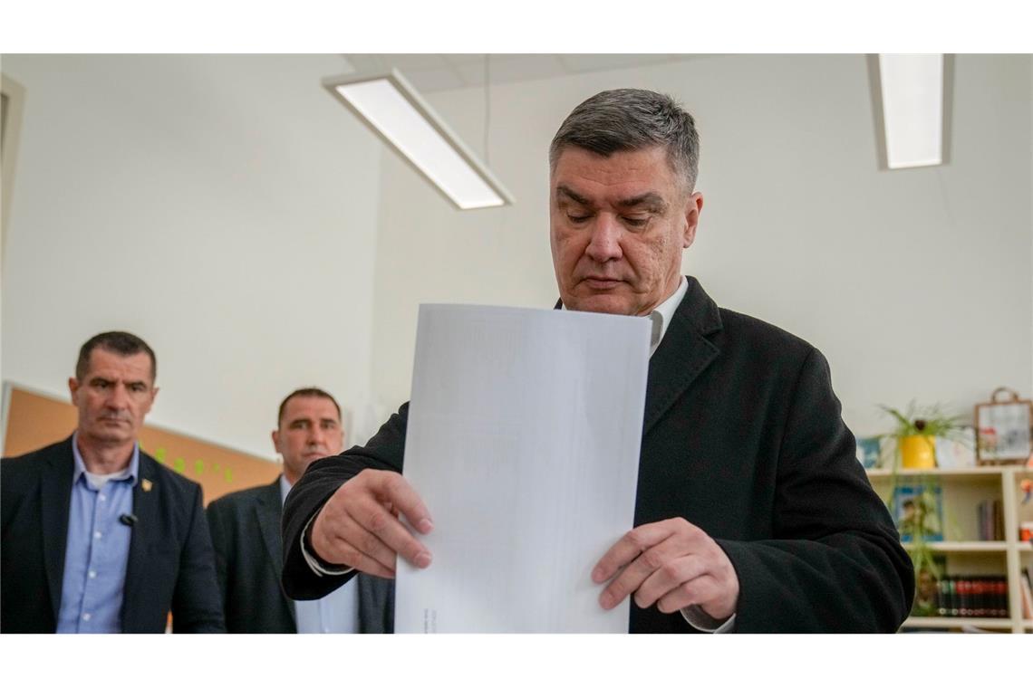 Kroatiens Präsident Zoran Milanovic gibt seine Stimme in einem Wahllokal in Zagreb ab. Er ist ein erbitterter politischer Gegner von Premier Plenkovic.