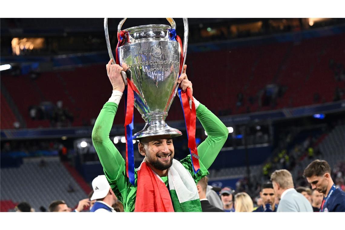 Krönung: Gianluigi Donnarumma mit der Champions-League-Trophäe.