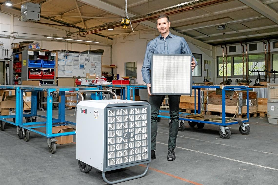 Gegen Viren ohne Frieren Kroll-Geschäftsführer Alexander Ramm zeigt den neuen H-14-Filter, in dem 99,995 Prozent aller Schwebstoffe hängen bleiben sollen, darunter auch die berüchtigten Aerosole. Foto: J. Fiedler