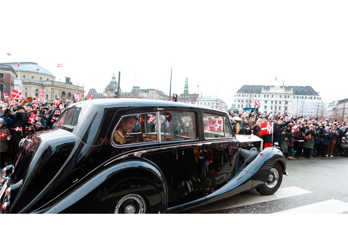 Kronprinz Frederik folgte in einer Oldtimer-Limousine.