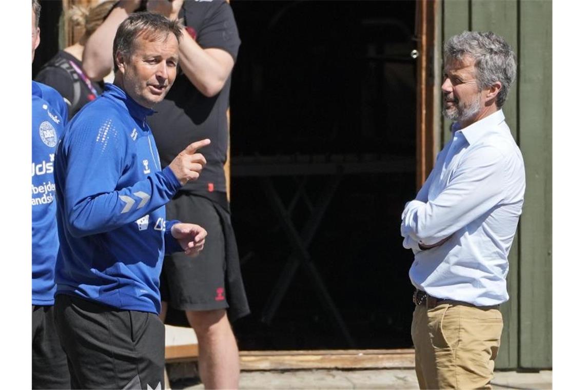 Kronprinz Frederik von Dänemark (r) schaute beim dänischen Training vorbei und sprach mit Trainer Kasper Hjulmand. Foto: Martin Meissner/AP/dpa