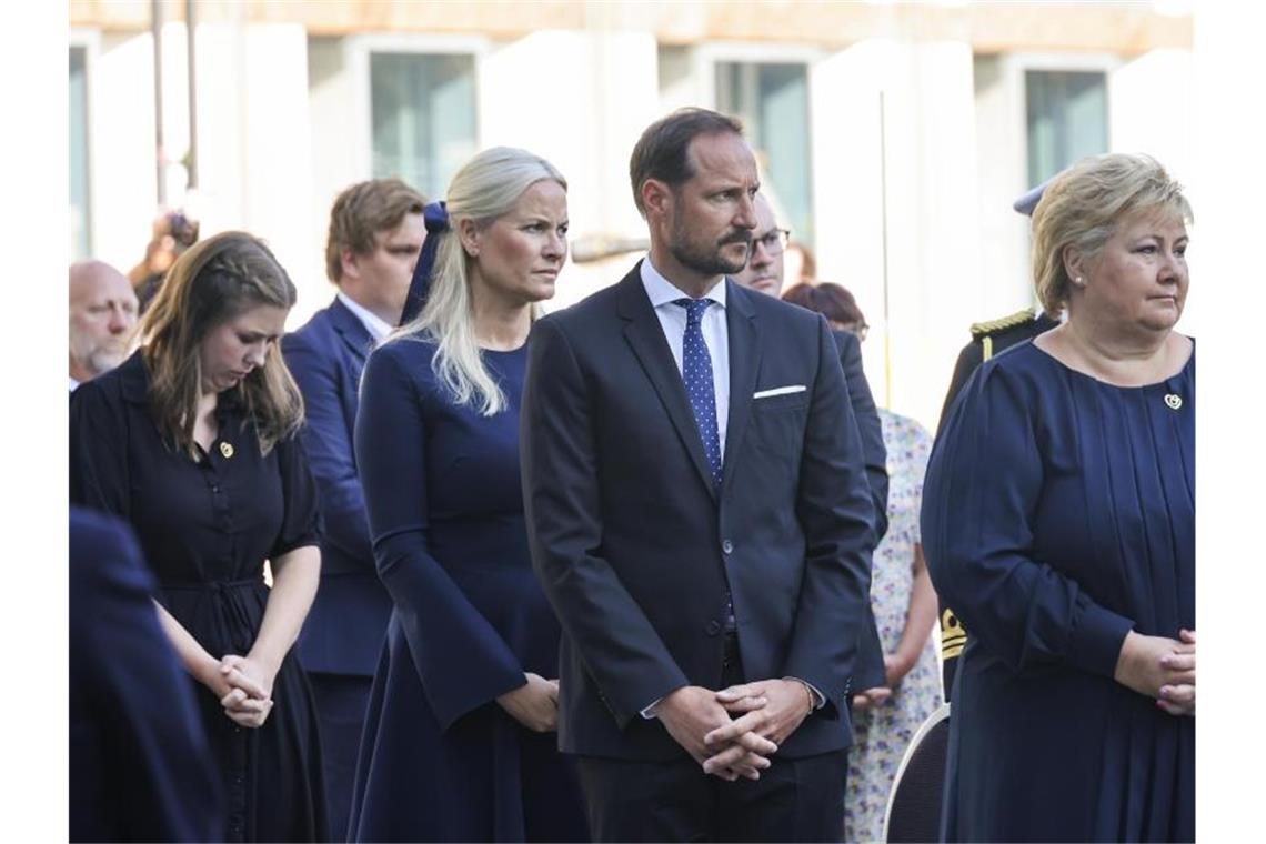 Kronprinzessin Mette-Marit (2.v.l.), Kronprinz Haakon Magnus und die norwegische Ministerpräsidentin Erna Solberg während der Gedenkfeier in Oslo. Foto: Geir Olsen/NTB scanpis/AP/dpa