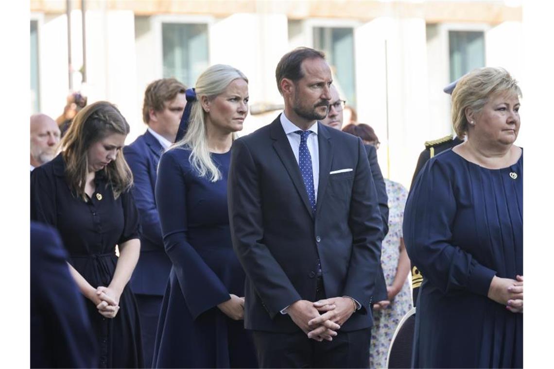 Norwegen gedenkt der Opfer des Breivik-Terrors Kronprinzessin Mette-Marit (2.v.l.), Kronprinz Haakon Magnus und die norwegische Ministerpräsidentin Erna Solberg während der Gedenkfeier in Oslo. Foto: Geir Olsen/NTB scanpis/AP/dpa