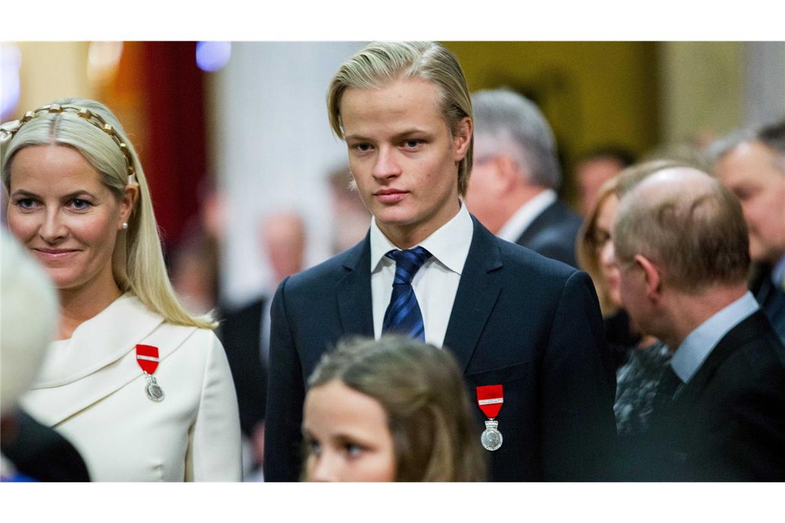Kronprinzessin Mette-Marit von Norwegen (l) und ihr Sohn Marius Borg Høiby. (Archivbild)