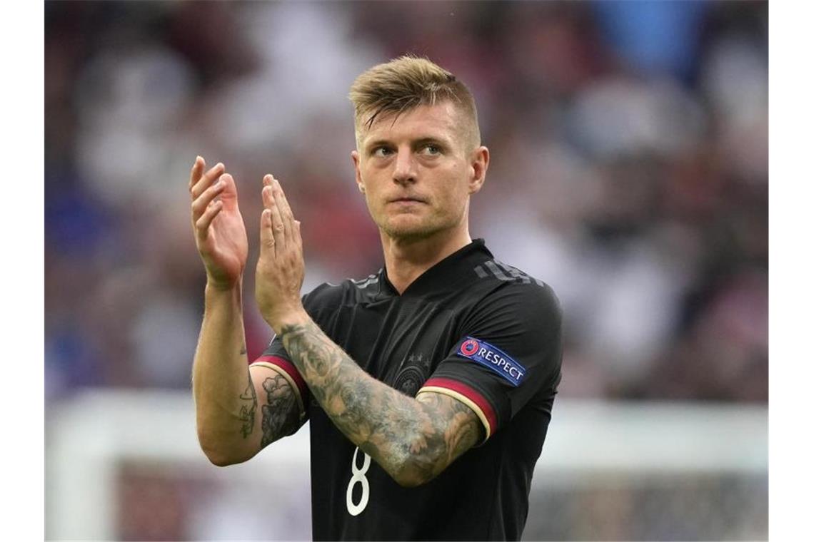 Kroos bedankt sich nach dem Ausscheiden gegen England bei den Fans für deren Unterstützung. Foto: Frank Augstein/Pool AP/dpa