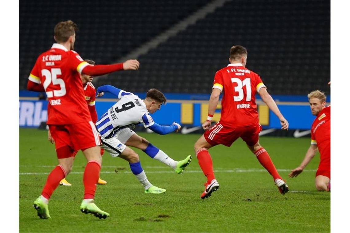 Krzysztof Piatek (2.v.l.) war Herthas Matchwinner beim Berlin-Derby gegen Union. Foto: Odd Andersen/AFP-Pool/dpa