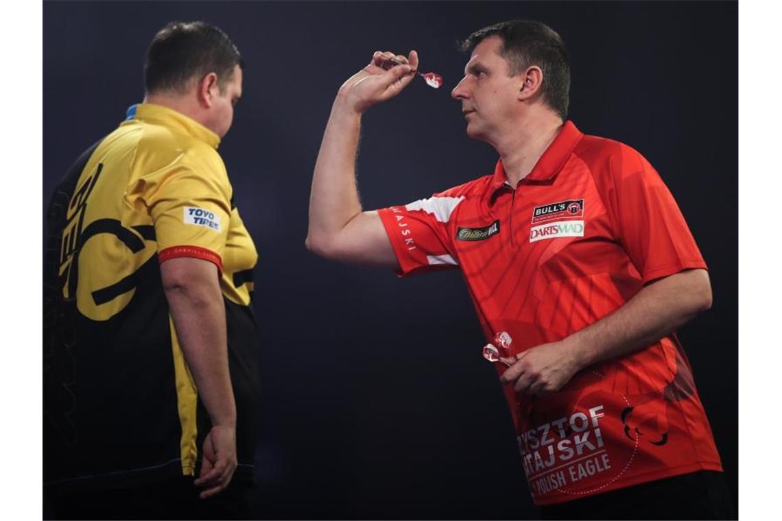 Große Chance verpasst: Clemens bei Darts-WM ausgeschieden Krzysztof Ratajski (r) aus Polen setzt sich mit 4:3 im Achtelfinale gegen Gabriel Clemens (l) durch. Foto: Kieran Cleeves/PA Wire/dpa