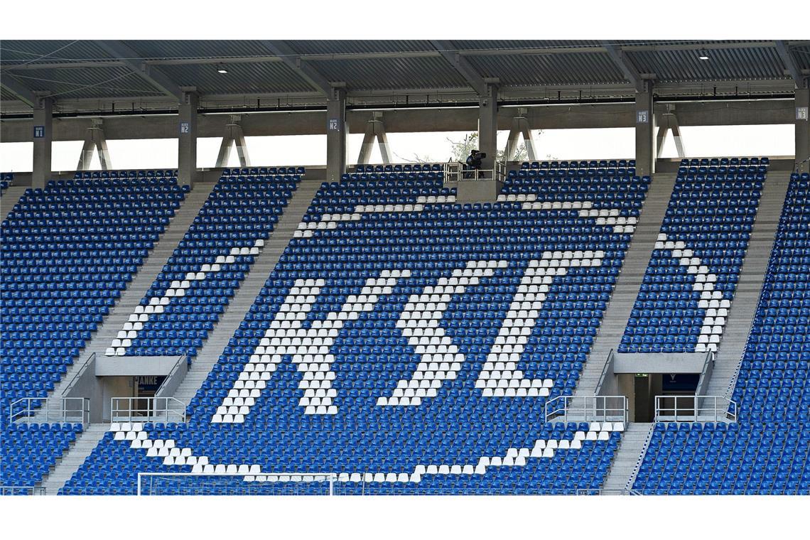 KSC Logo auf der Tribüne. Drei Tage nach seinem Sturz am Stadion des Karlsruher SC ist ein Zuschauer gestorben (Symbolfoto).