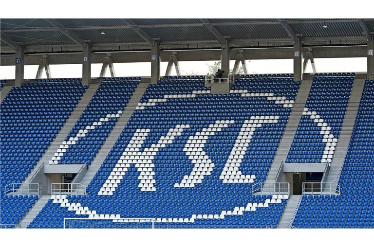 KSC Logo auf der Tribüne. Drei Tage nach seinem Sturz am Stadion des Karlsruher SC ist ein Zuschauer gestorben (Symbolfoto).