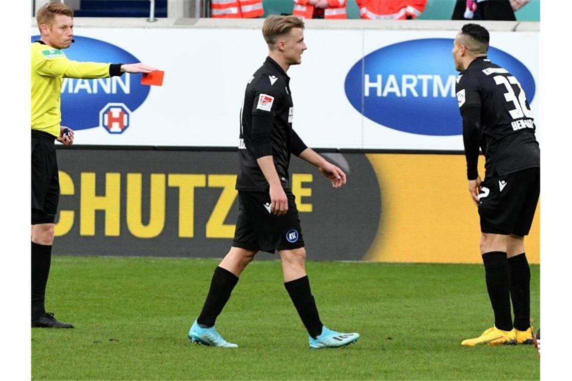 Hamburg legt im Aufstiegsrennen vor - Bochum punktet KSC-Profi Änis Ben-Hatira (r) sah bei der Niederlage in Heidenheim die Rote Karte. Foto: Stefan Puchner/dpa
