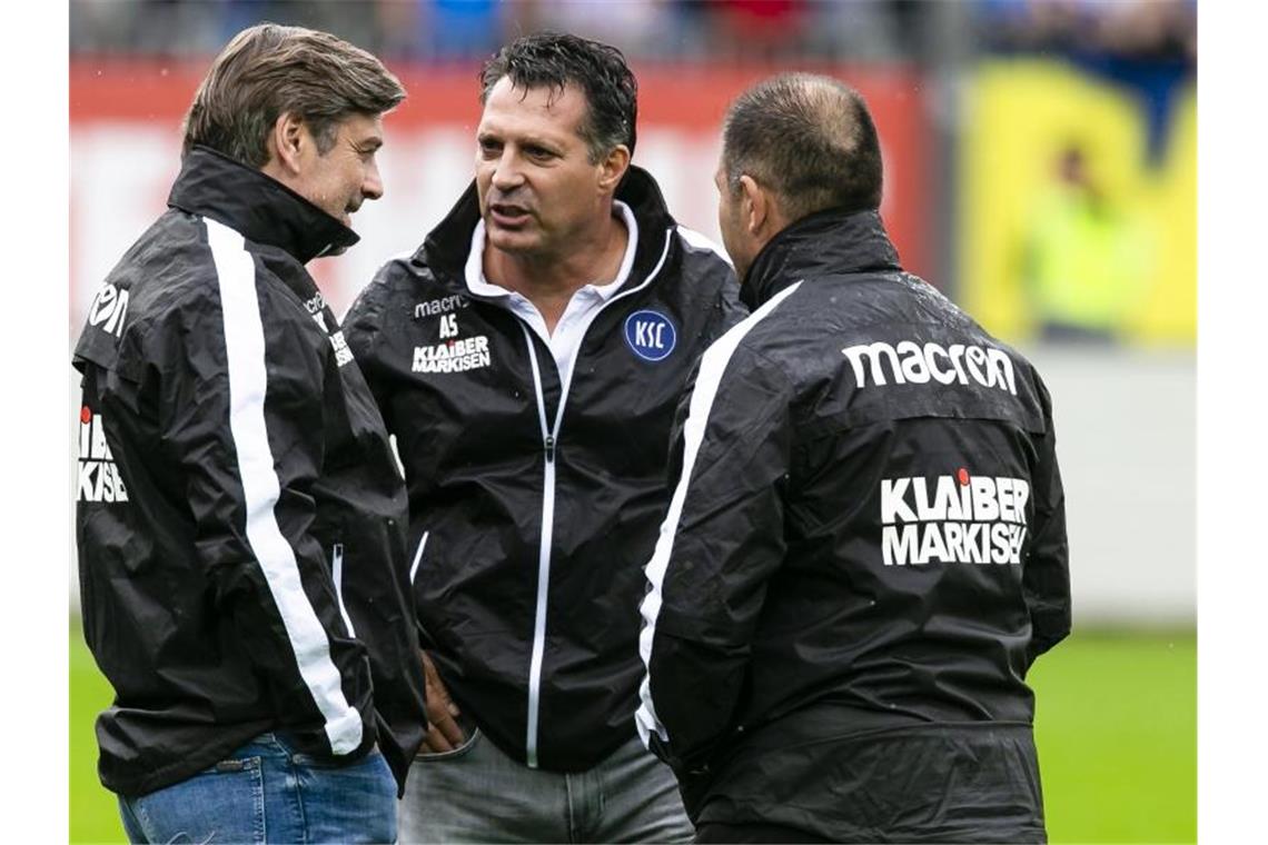 KSC-Sportdirektor Oliver Kreuzer (l-r), Trainer Alois Schwartz und Co-Trainer Christian Eichner stehen nach dem Spiel zusammen. Foto: Frank Molter/dpa