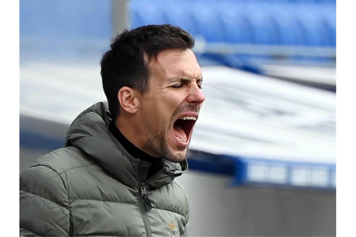 KSC will nach Sieg gegen Sandhausen auch in Nürnberg punkten KSC-Trainer Christian Eichner reagiert auf den Spielverlauf. Foto: Uli Deck/dpa/Archivbild
