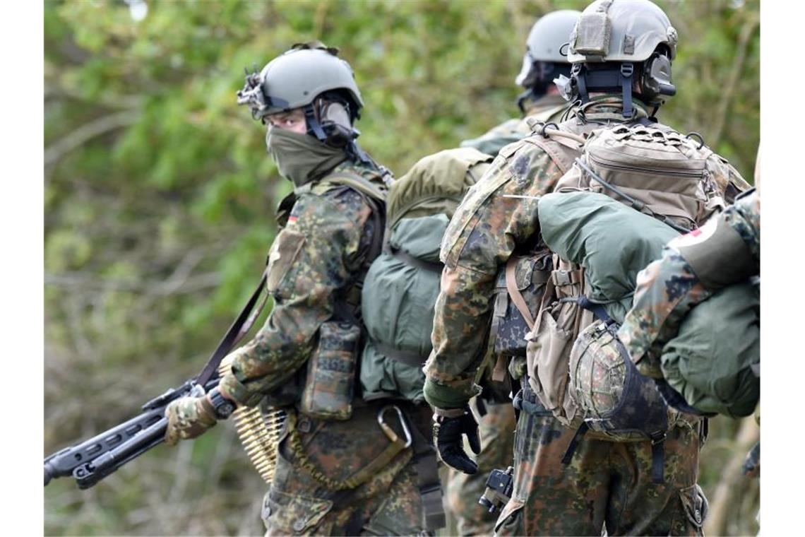 Rechtsextreme Vorfälle: KSK-Kompanie soll aufgelöst werden KSK-Soldaten bei einer Übung in Schleswig-Holstein. Foto: picture alliance / Carsten Rehder/dpa