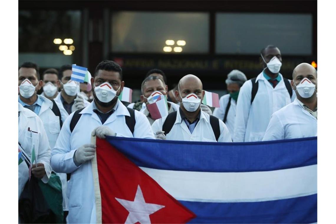 Kubanische Ärzte und Fachleute aus dem medizinischen Bereich bei der Ankunft am Flughafen Malpensa. Foto: Antonio Calanni/AP/dpa
