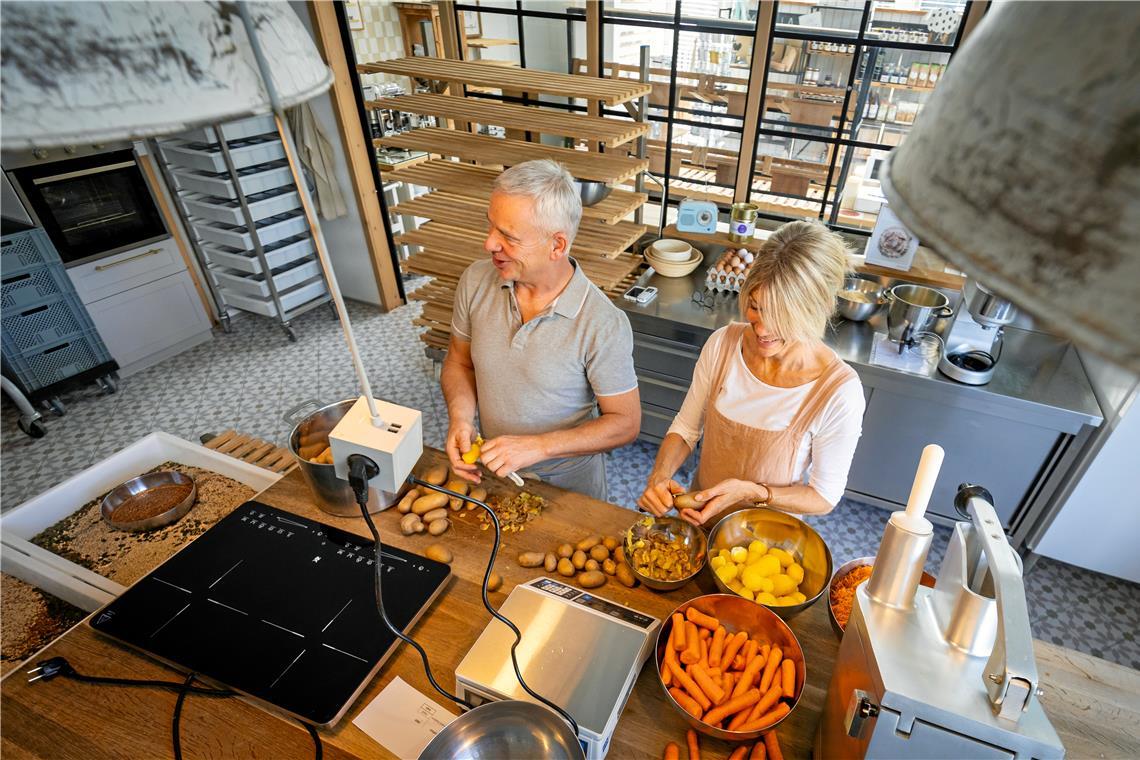Die Aspacher Bäckerei „Baker“ gewährt einen Blick hinter die Kulissen Küche oder Backstube? Das ist auf den ersten Blick bei Martin und Sabine Mildenberger nicht zu erkennen. Einen Tag dauern die Vorbereitungen an. Foto: Alexander Becher