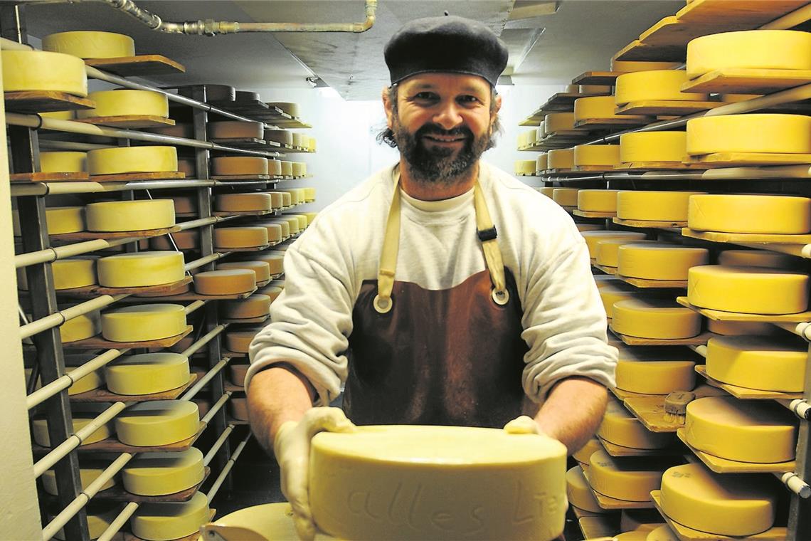 Kühe mit Hörnern sind glücklicher und geben bessere Milch, davon ist Martin Bienerth überzeugt. Der Schweizer betreibt eine Sennerei und ist einer der Protagonisten in Bertram Verhaags Film „Aus Liebe zum Überleben“, der heute Abend im Kino Universum gezeigt wird. Foto: Filmverleih