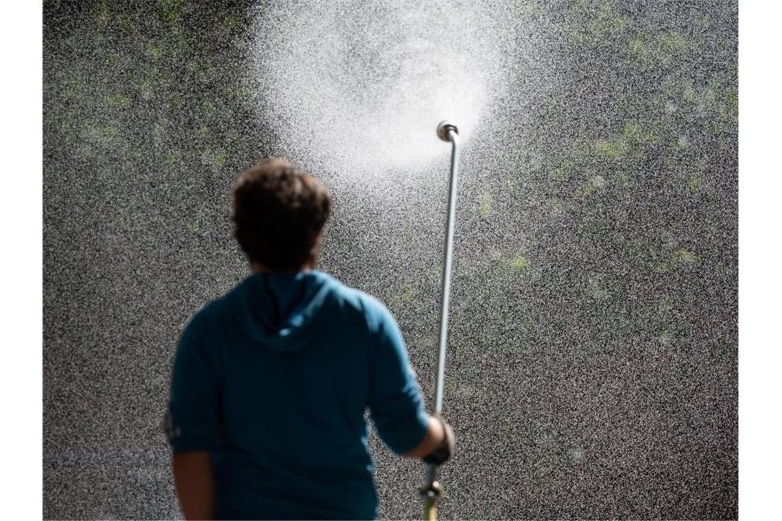 Erste Hitzewelle mit bis zu 37 Grad erwartet Kühle Erfrischung? In den kommenden Tagen gern gesehen. Foto: Sebastian Gollnow/dpa