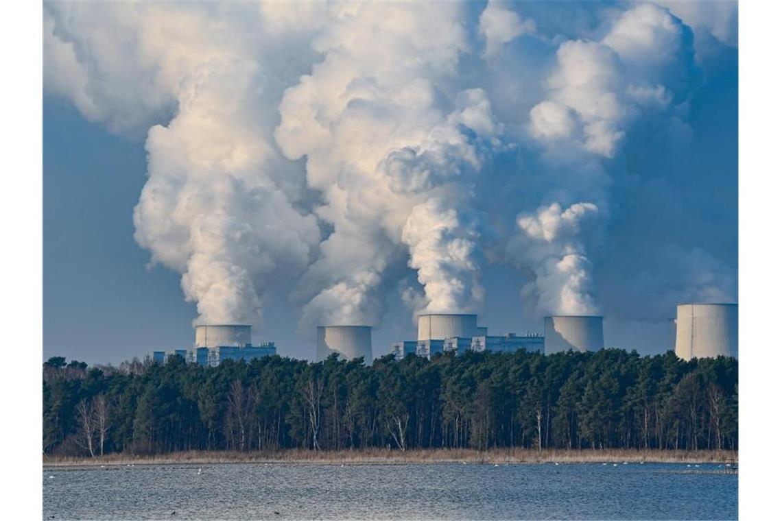 UN zu den Klimazielen: Es reicht noch längst nicht Kühltürme des Braunkohlekraftwerks Jänschwalde in der Lausitz. 2019 sind die Emissionen auf ein Rekordhoch von 59,1 Gigatonnen CO2-Äquivalente geklettert. Foto: Patrick Pleul/dpa-Zentralbild/ZB